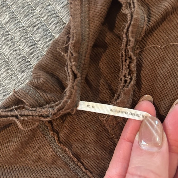 Urban Outfitters Distressed Long Sleeve Women's Crop Top Size XS - Picture 2 of 6